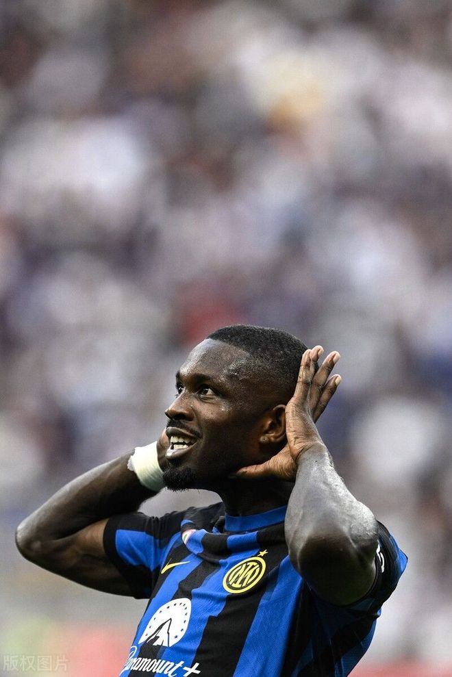 绿茵场上创 绿茵场上创